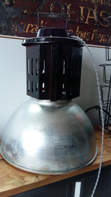 Lot de trois abats jour usine