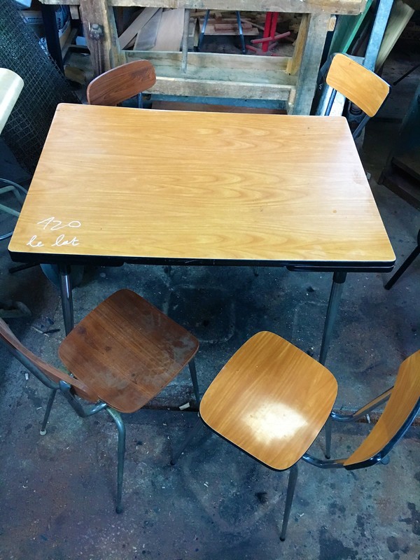 Lot formica unetable quatre chaises 