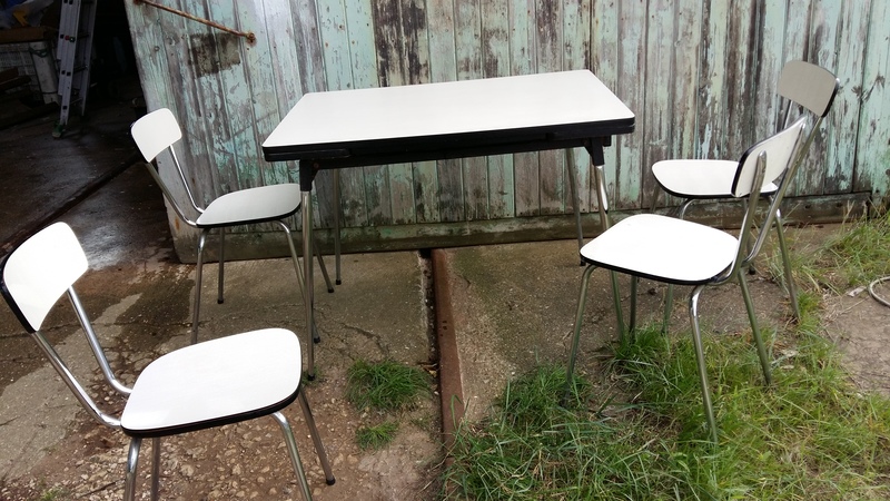 Lot quatre chaises et une table formica années 60 