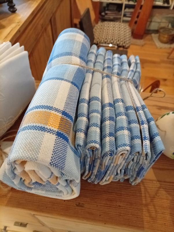 Lot serviettes et nappe brodées