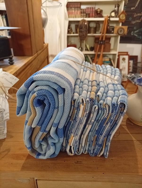 Lot serviettes et nappe brodées
