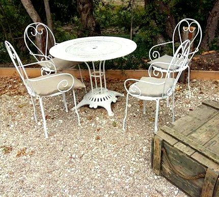 Lot une table et quatre chaises en fer forgé