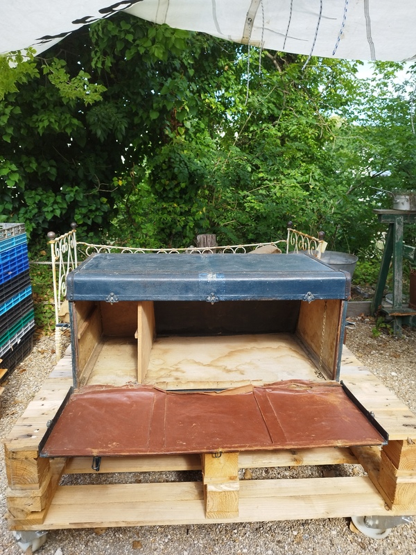 Malle de voiture ancienne