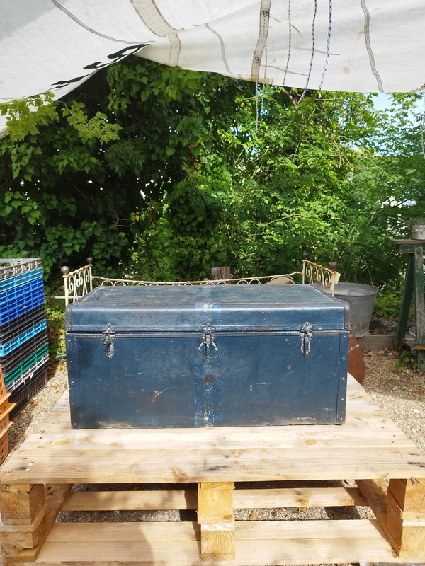 Malle de voiture ancienne