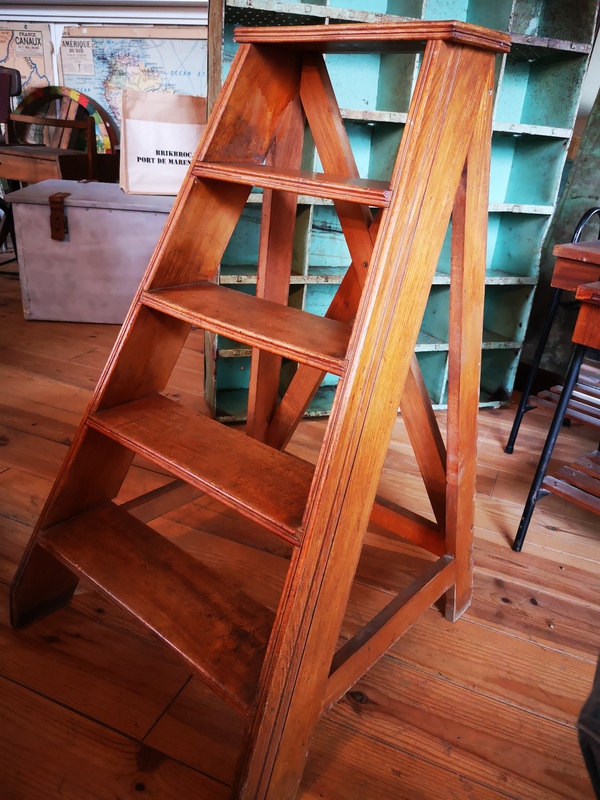 Marche pieds de bibliothèque