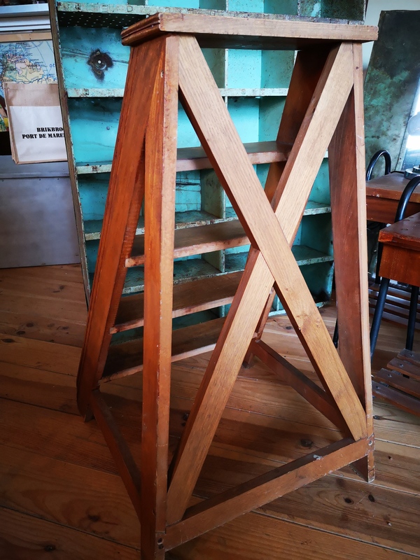 Marche pieds de bibliothèque