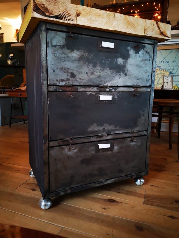 Meuble d'atelier militaire