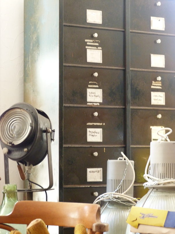 Meuble industriel à clapets