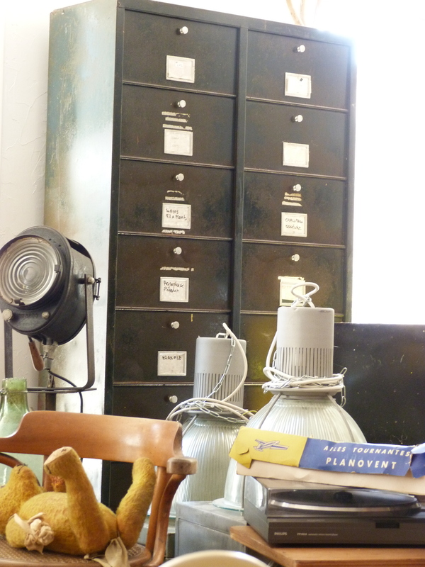 Meuble industriel à clapets