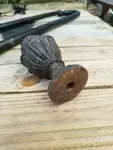 Boule d'escalier pomme de pin 