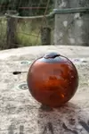 Boule en verre ambré