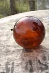 Boule en verre ambré