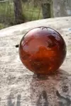 Boule en verre ambré