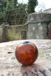 Boule en verre ambré