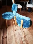 Chaise bois et moumoute bleue