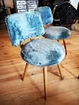 Chaise bois et moumoute bleue