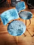Chaise bois et moumoute bleue