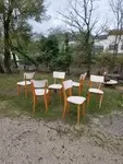 Chaises bois et skai blanc