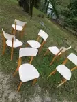 Chaises bois et skai blanc