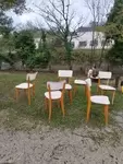 Chaises bois et skai blanc