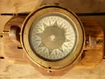 Compas sur son socle en bois