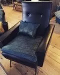 Fauteuil en skai noir assise retapissée