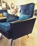 Fauteuil en skai noir assise retapissée