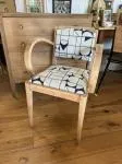 Fauteuil tapissé bleu blanc bois