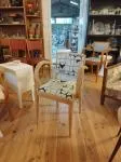 Fauteuil tapissé bleu blanc bois