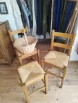 Lot de deux chaises hautes et un tabouret