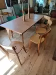 Lot de quatre chaises en bois 