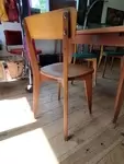 Lot de quatre chaises en bois 