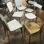 Lot de six chaises dépareillées bois formica skai 