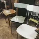 Lot de six chaises dépareillées bois formica skai 