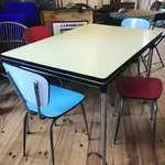 Lot table formica et quatre chaises formica 
