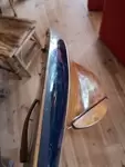 Maquette de voilier avec mât et voiles 