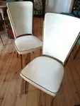 Paire de chaises en skai blanc