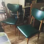 Paire de chaises en skai vert 