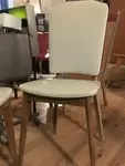 Paire de chaises vintage en skai blanc