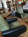 Paire de fauteuils 60s skai noir et velour vert 