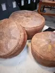 Poufs en cuir années 70