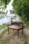 Table années 50 bois foncé.