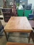 Table carrée chêne clair 
