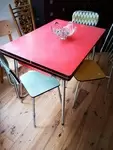 Table en formica rouge