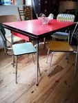 Table en formica rouge