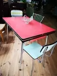 Table en formica rouge