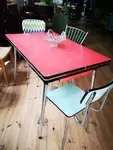 Table en formica rouge