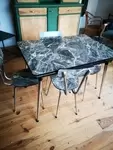 Table et chaises formica marbre 