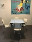 Table formica bleue et quatre chaises skai