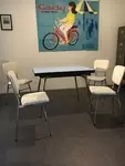 Table formica bleue et quatre chaises skai